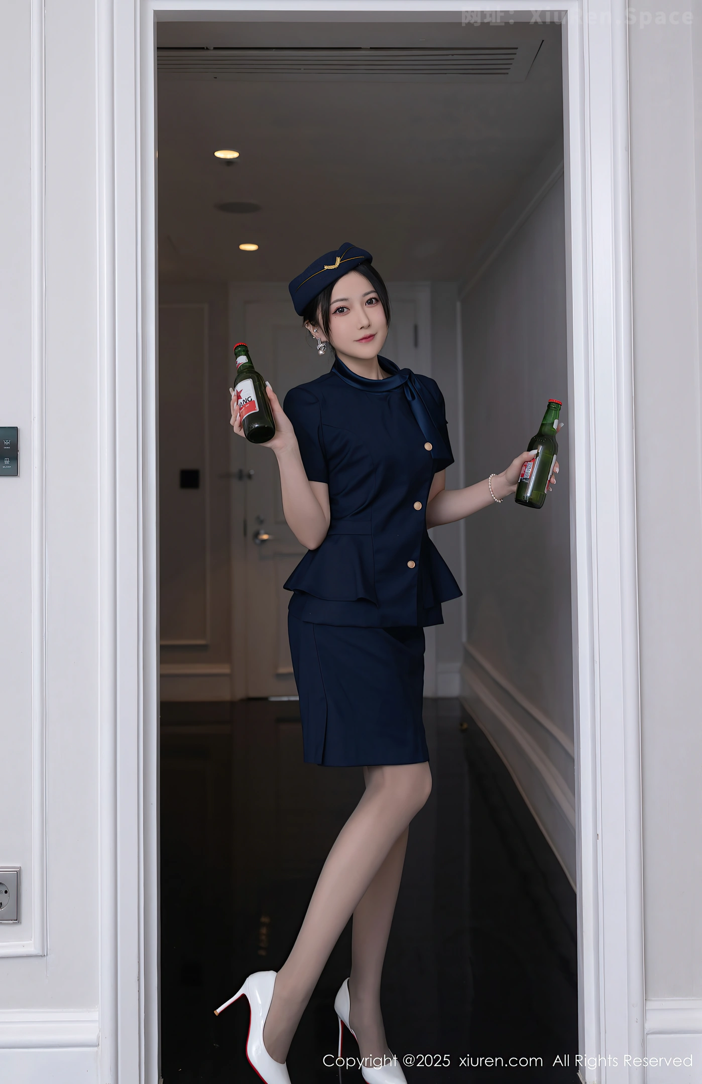 图片[5]-[XiuRen秀人网] VOL.10142 模特鱼子酱Fish性感空姐制服露白色内衣配灰丝袜秀美腿诱惑写真80P-秀人网官方网站